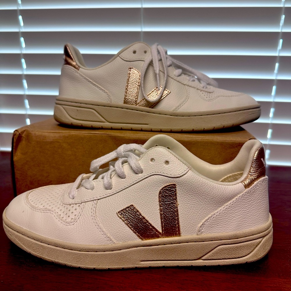 VEJA womans shoe size 41 (10 US) only worn once. White and gold sneaker!